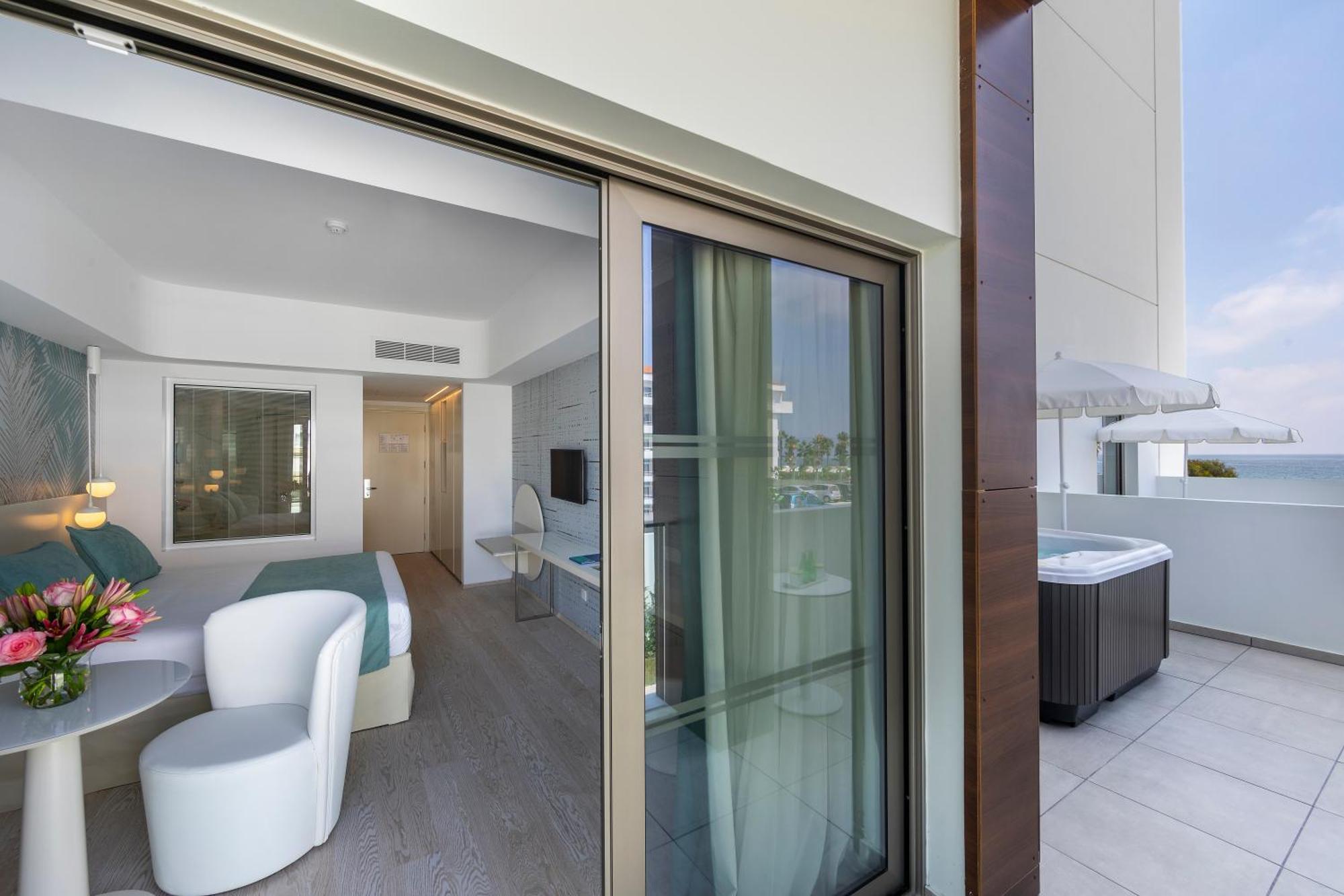 Superior Room Private Outdoor Hot Tub,887871076:JPEG